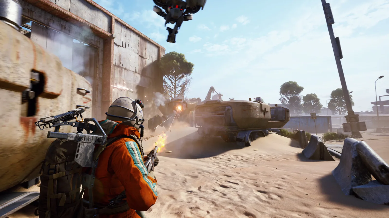 Combat d'ARC Raiders contre une machine roulante dans une zone sablonneuse en plein jour