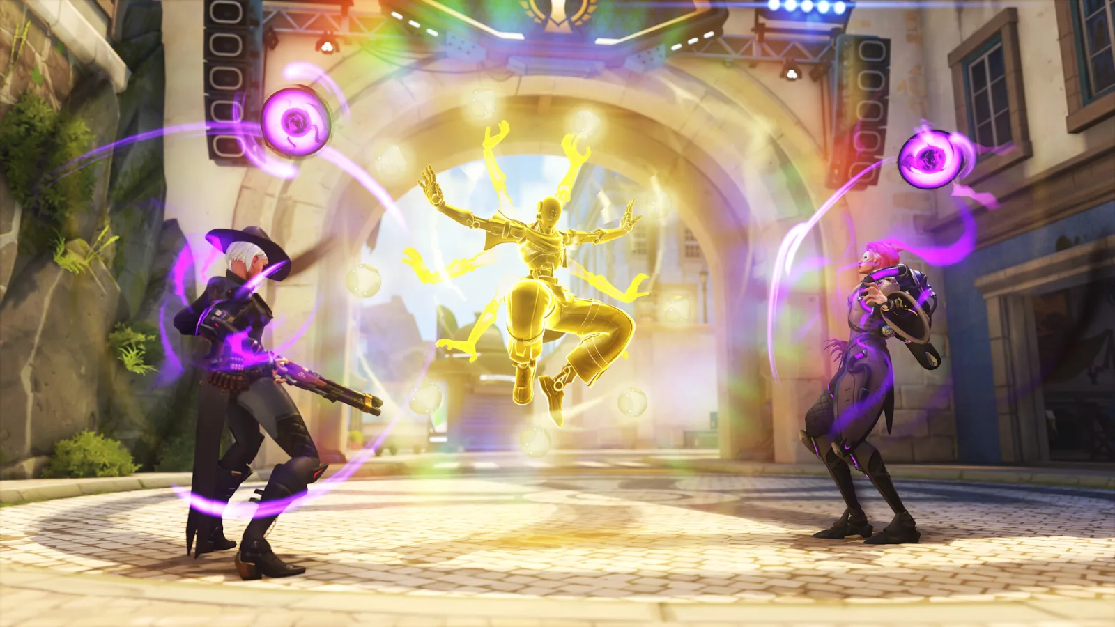 Overwatch, un héros doré en lévitation entre deux héros aux orbes violets