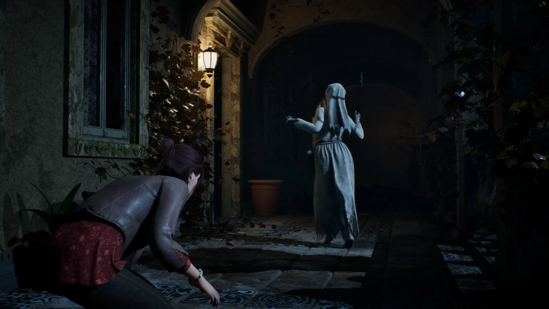 Accroupie dans une cour sombre, Susan observe une nonne en blanc dans Red Nun's Legacy